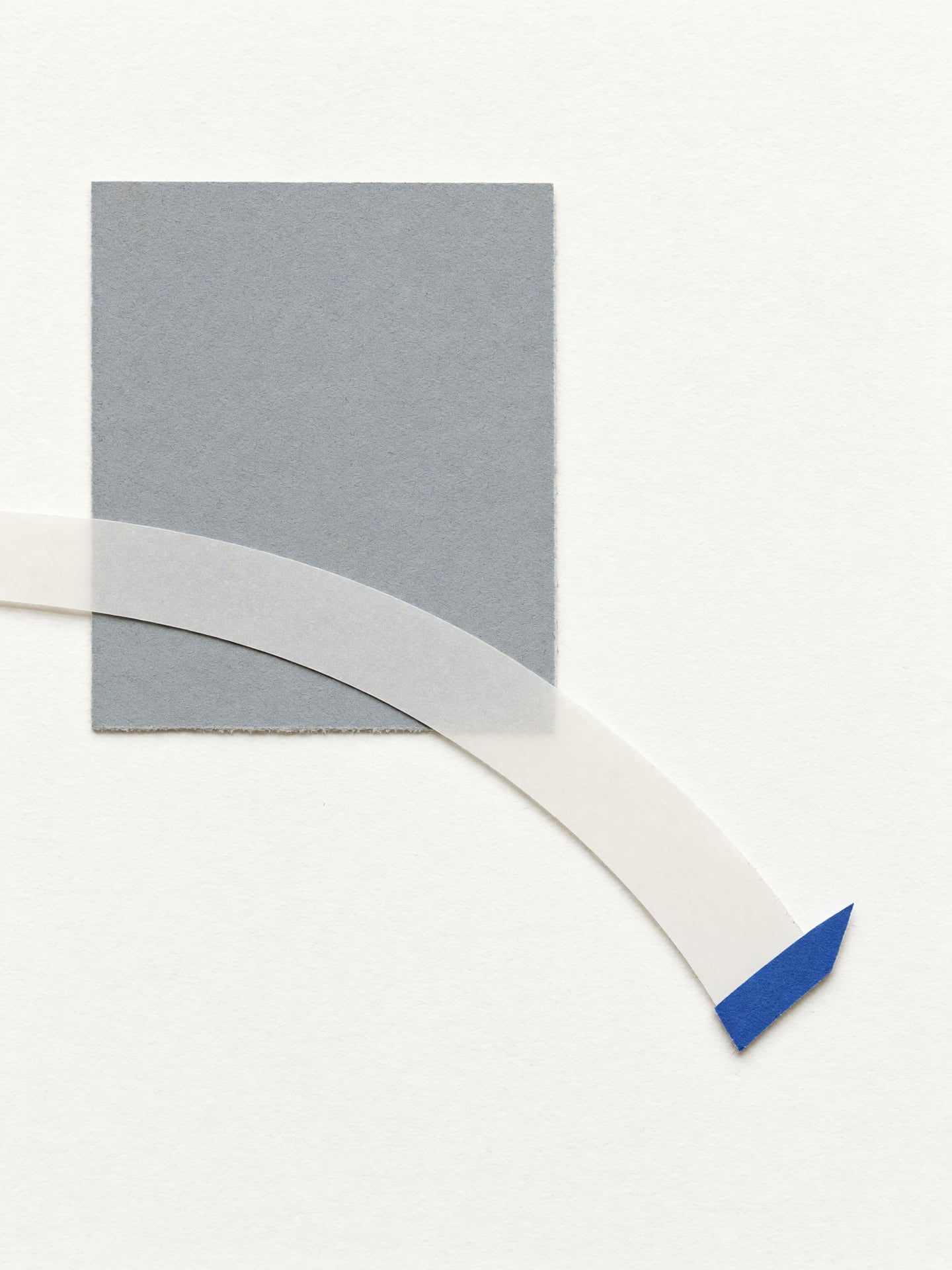 Papiercollage aus grauem Rechteck, transparenter Kurve und einem schmalen kobaltblauen Streifen auf weißem Grund.